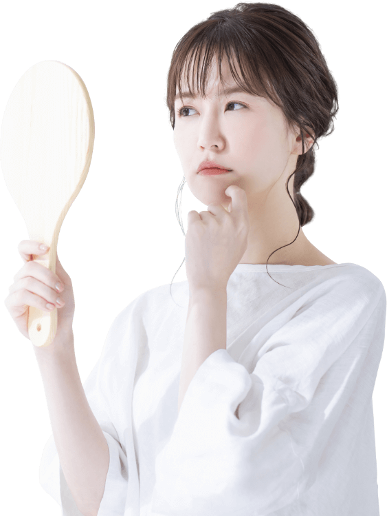 手鏡で自分を写して納得いっていない様子の女性